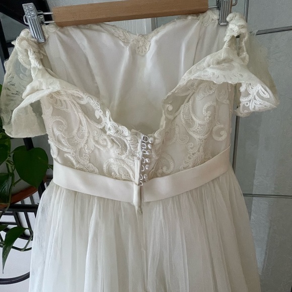 Ivory Tulle Wedding dress. - Picture 6 of 7